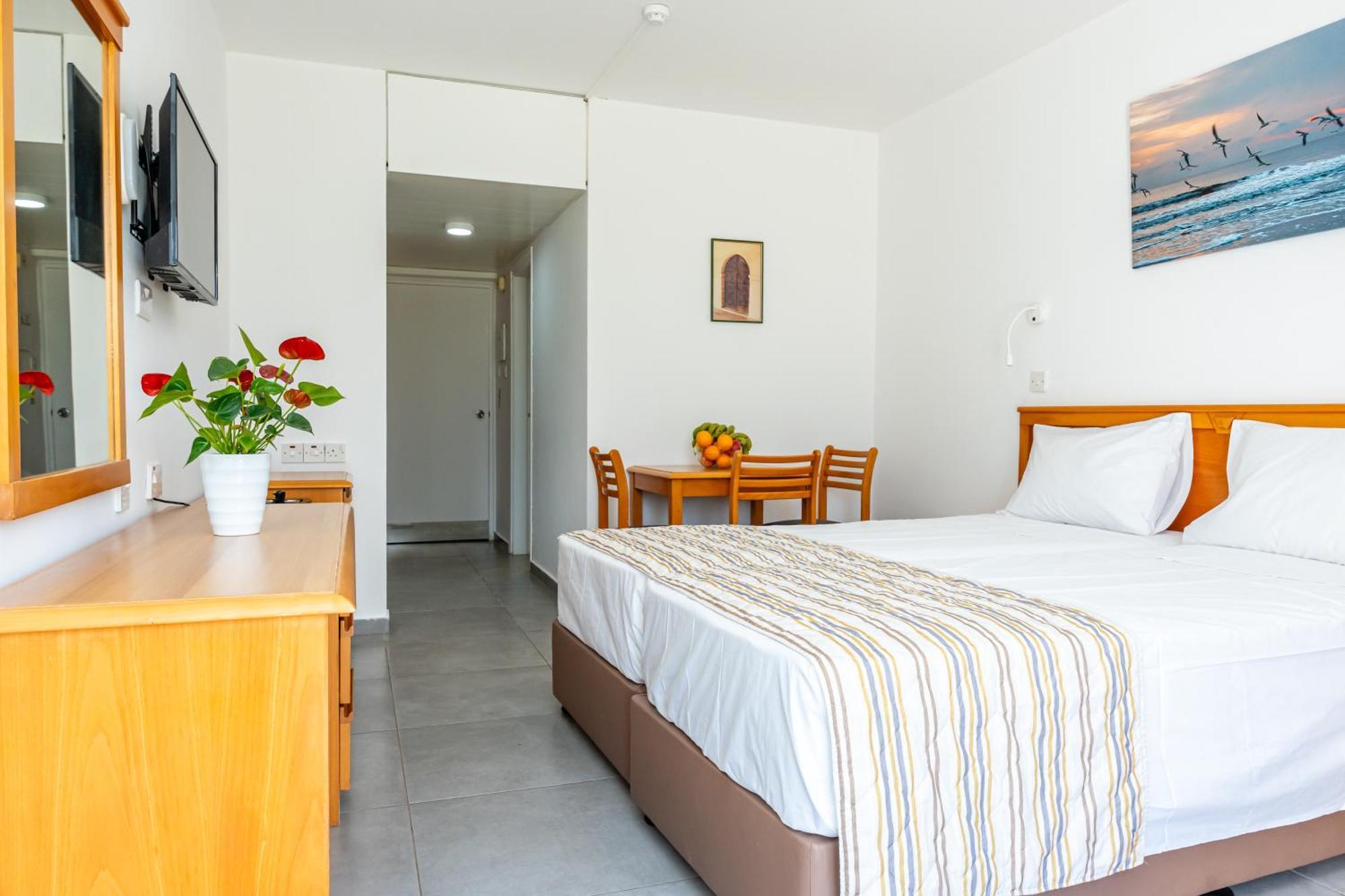 Helios Bay Hotel And Suites Paphos Room photo