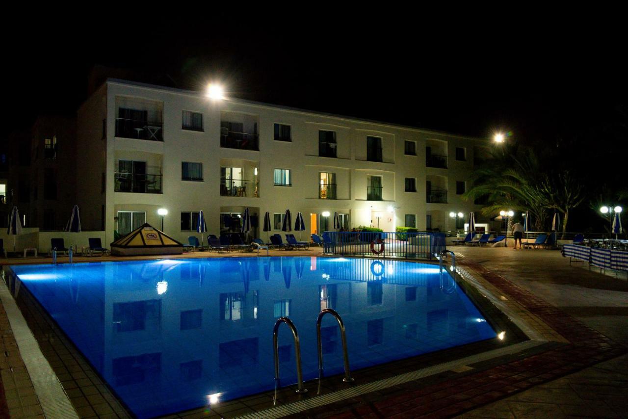 Helios Bay Hotel And Suites Paphos Exterior photo